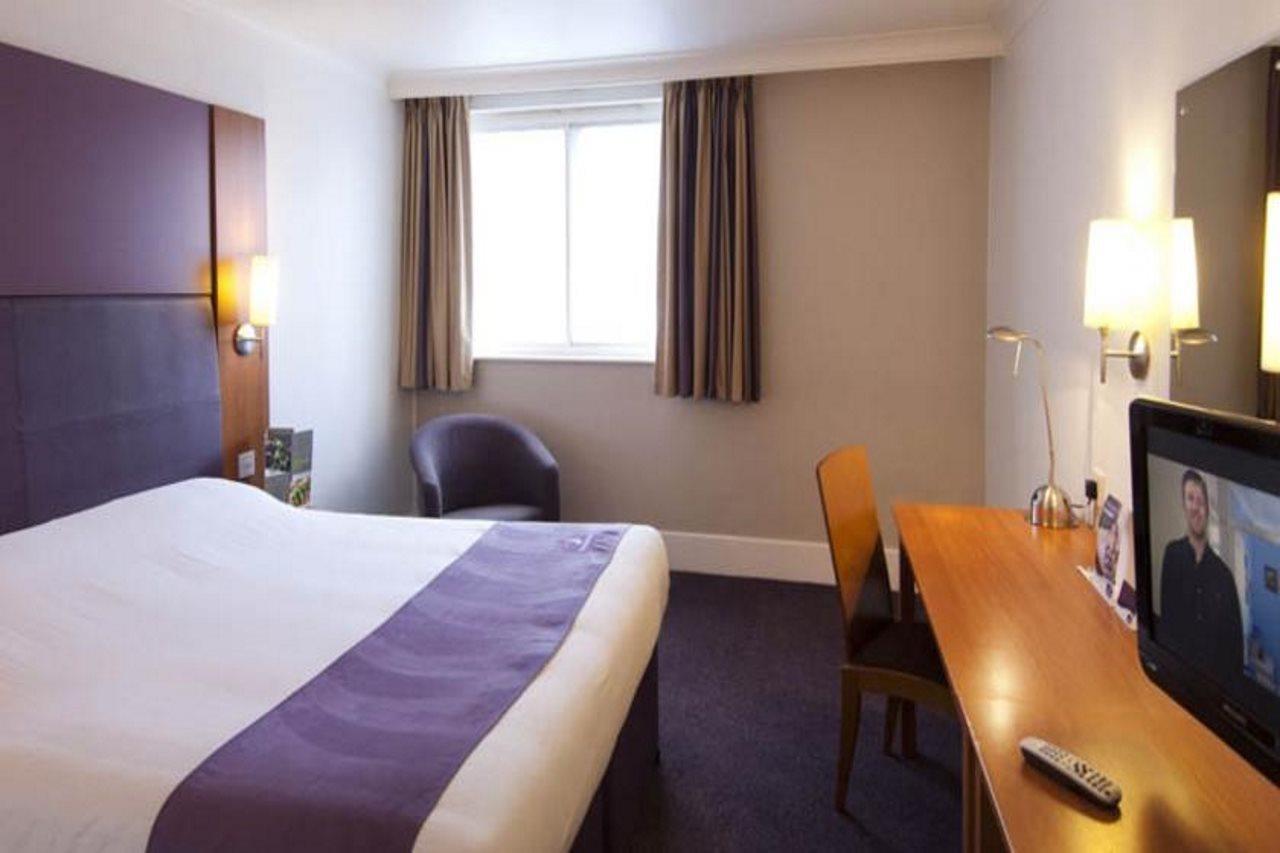 Premier Inn Wrexham North Экстерьер фото